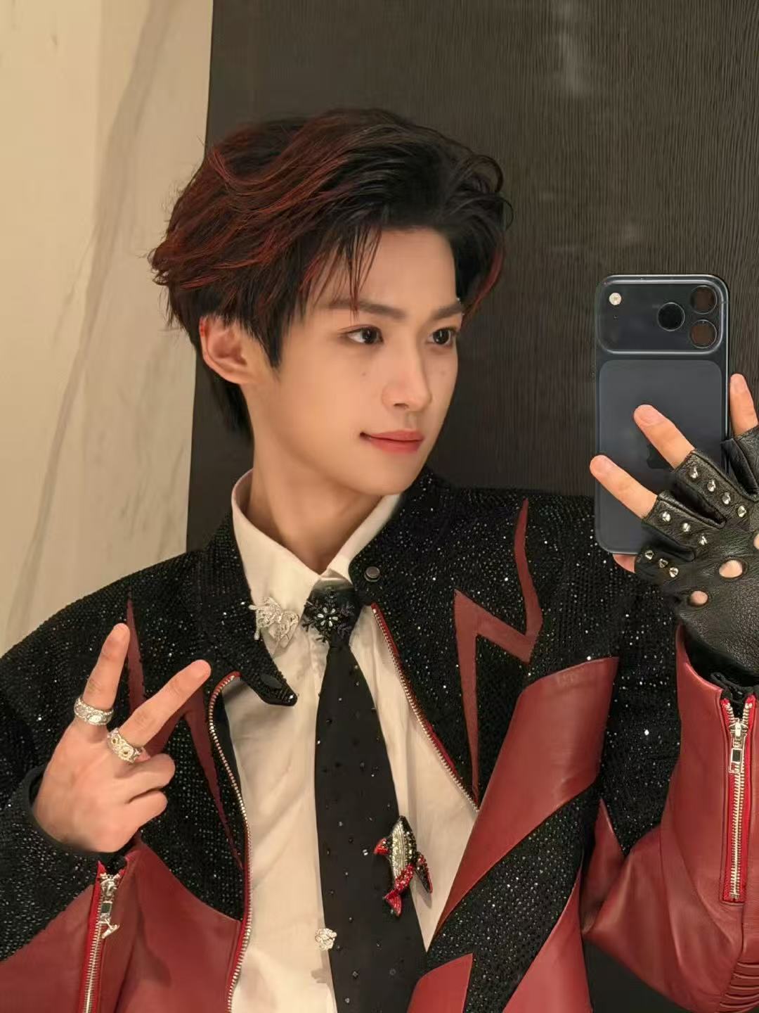 梓渝红发挑染皮衣自拍​​​自拍多来！爱看！梓渝太好看了！​​​