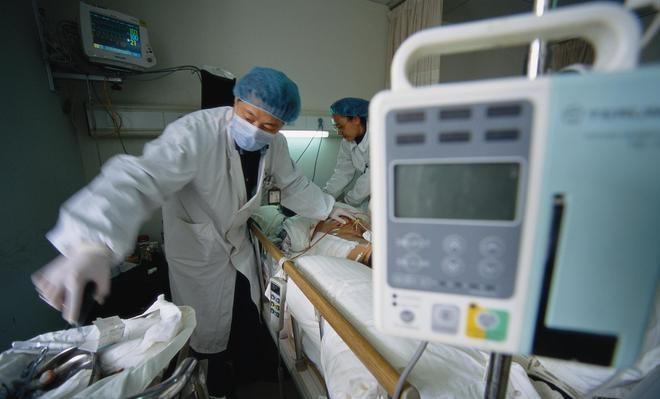 江苏无锡，男子因头晕难受走进一经营的小诊所，医生检查发现其心跳过速、无法自主喝水