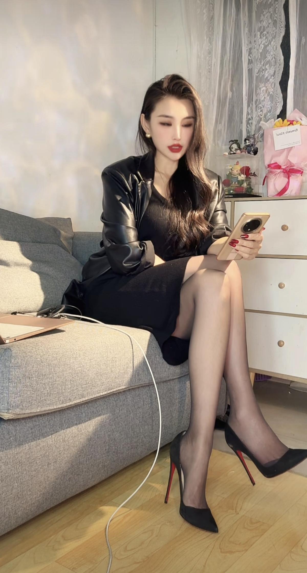 黑色皮衣+黑色连衣裙，红唇高跟鞋，都市女郎风，优雅迷人！御姐高跟鞋