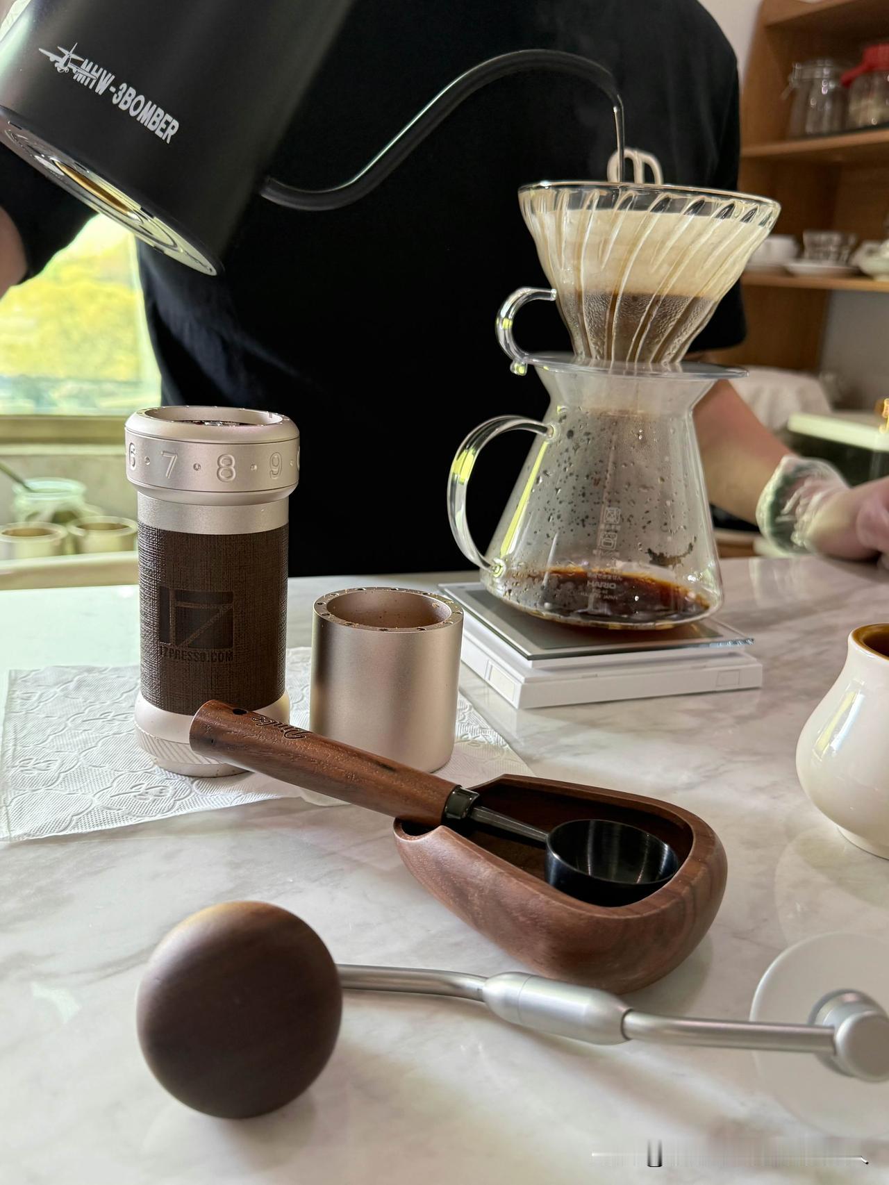 我有个42岁的朋友，大专学历，前阵子去一家服装厂面试办公室文员，本来没抱太大希望