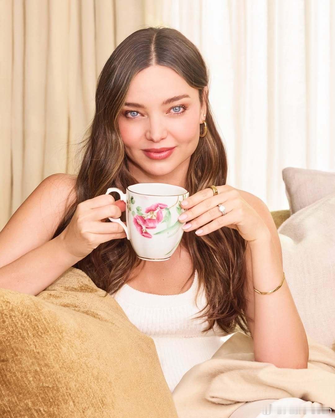 mirandakerr米兰达可儿与合作的英国骨瓷品牌RoyalAlbert皇