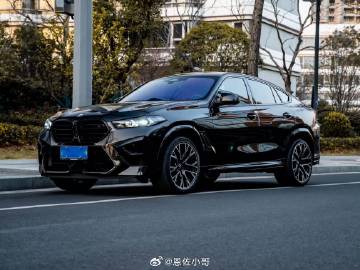 宝马 X6M 雷霆版 宝石青/萨基尔橙<br />2023年11月上牌...
