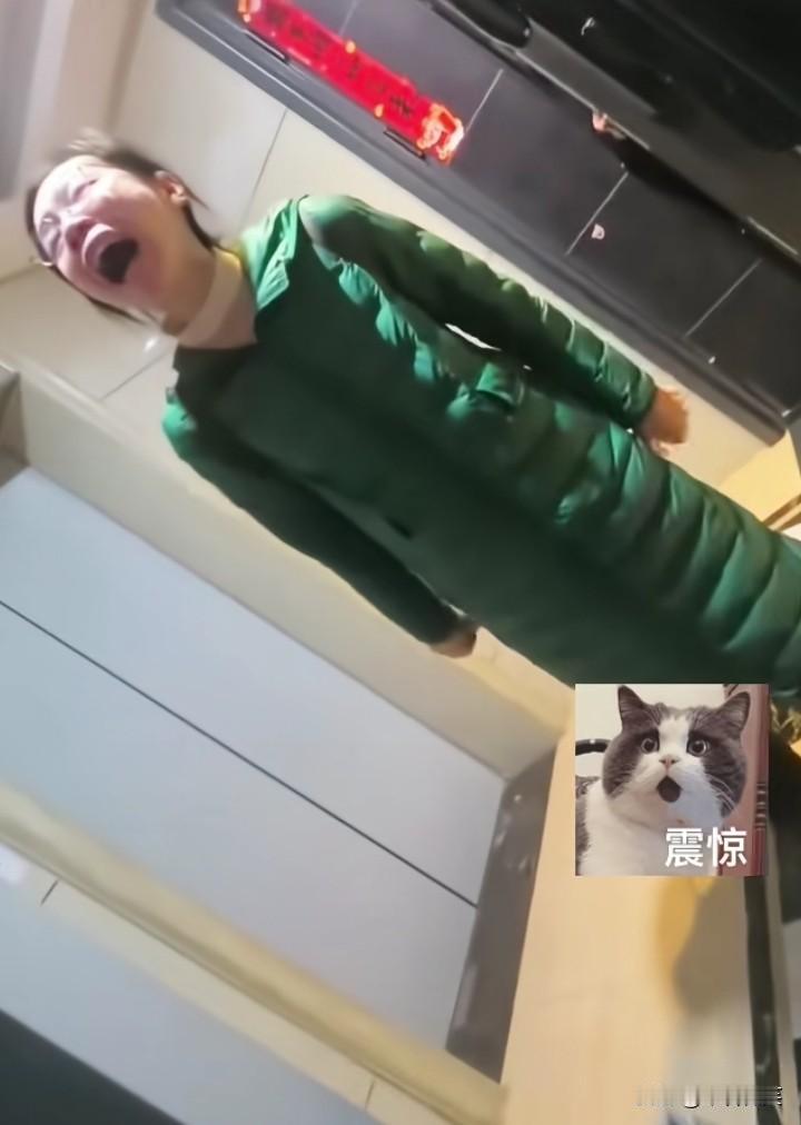 “你的近光灯闪得我一点都不舒服”！12月8日，黑龙江一男子在地库与一开远光灯的女