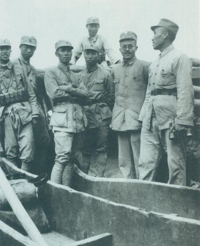 1943年，两名伪军打扫战场时，发现一个八路军还活着，正要上前补刀，这个八路军轻