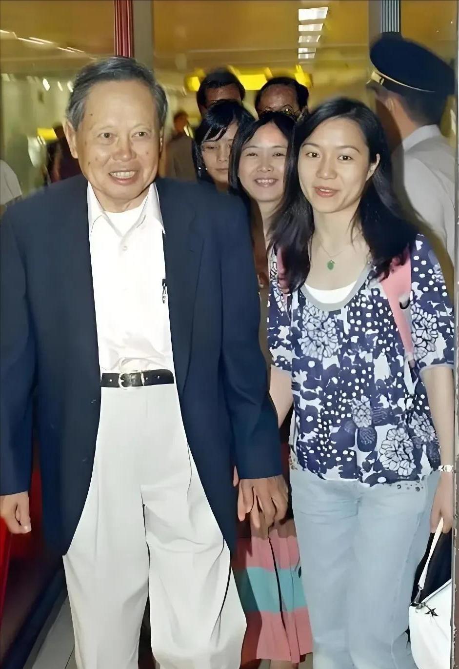 一个被窝睡不出两种人，翁帆照顾21年被群嘲，杨振宁也不无辜。杨振宁先生的名字又
