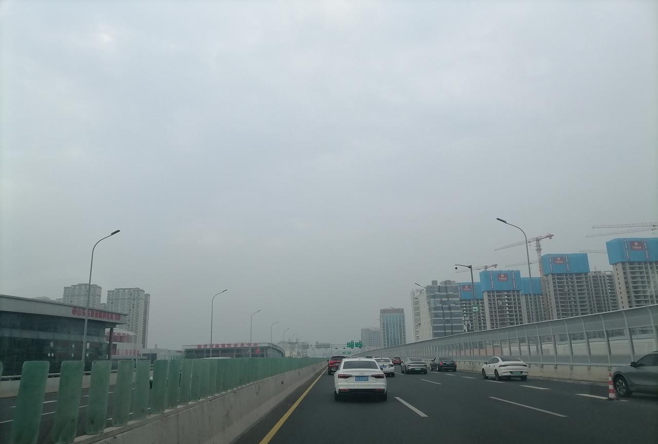 今天我终于见识到了临沂蒙山高架堵车的原因之一了，之前光听友友说有龟速车，我还一直