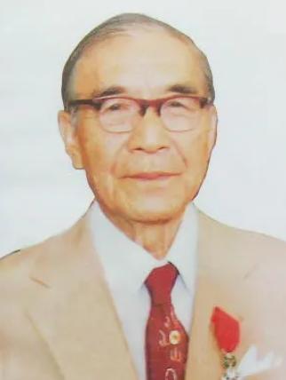 有天，85岁的邝安堃喝迷糊了，把家里23岁的小保姆当成了自己老婆，抱着说：“我好