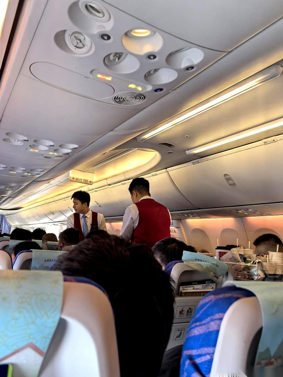 差点以为自己坐错了航班。前几次坐飞机就隐约觉得，这次是实锤了：空姐变少，空哥快