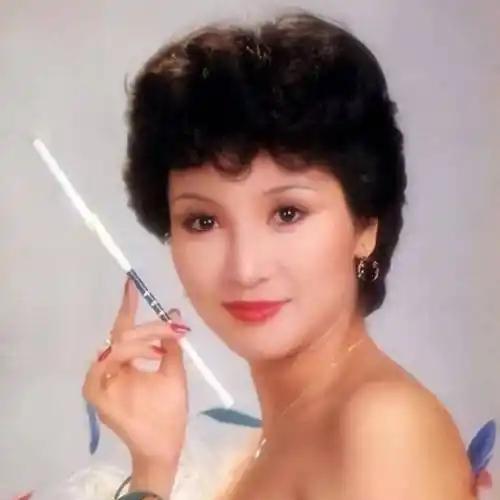 甄珍说谢贤是她的初恋，两个人离婚后，谢贤曾经偷偷大哭，甄珍也非常后悔。甄珍是