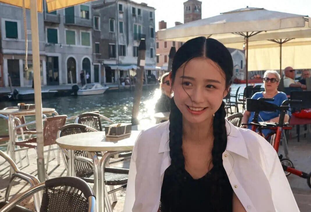 从拒签6位数合约到走威尼斯红毯录央视秋晚，3个月前说暂不进演艺圈的王晓慧刚把账号认证改成“演员”，普