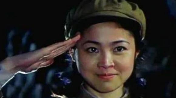 1979年我国女翻译刘禄曾前往美国进行访问无意间她发现一个美国男人一直盯着自己看