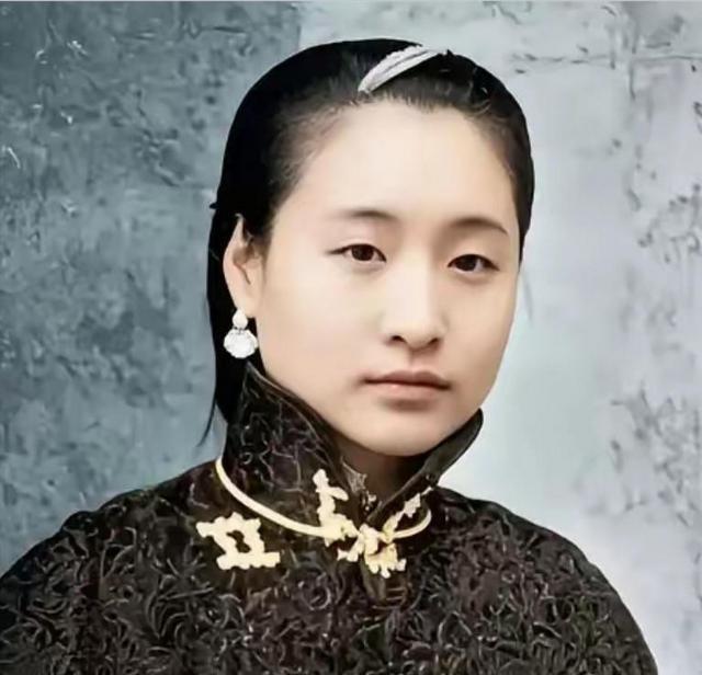 1916年，蔡锷病死了，小情人小凤仙参加完他的葬礼便消失了，直到1998年,她的