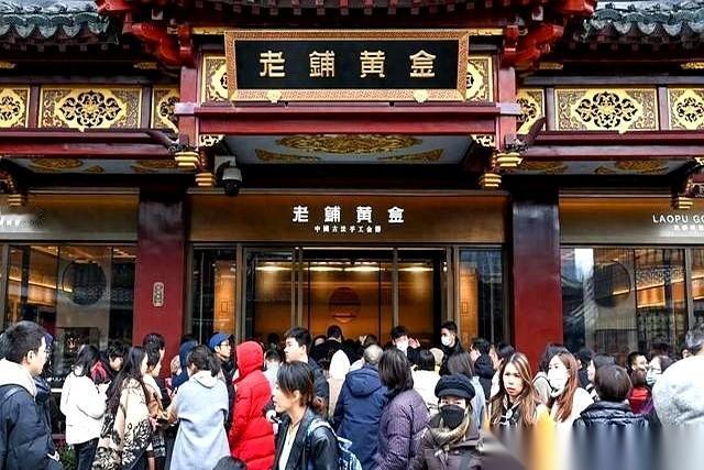 听说没，一条念珠，一早上涨了四万块。就问你疯不疯。隔壁卡地亚的朋友快愁死了，