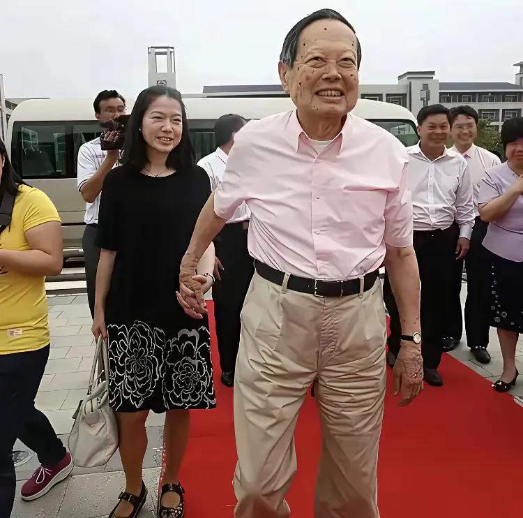 终于把你熬成了黄脸婆。两个人，相差了整整半个多世纪的年纪差，当年翁帆28岁，杨