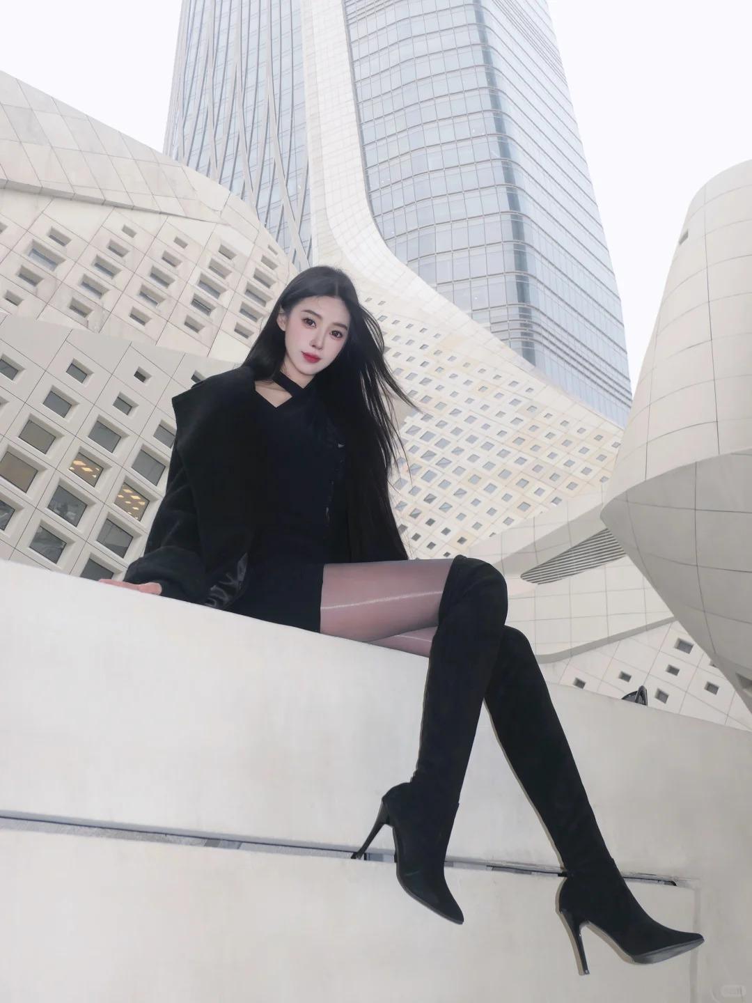 black造型堪称点睛之笔，利落大衣裹着修身连体裤内搭，线条感直接拉满。极光黑丝