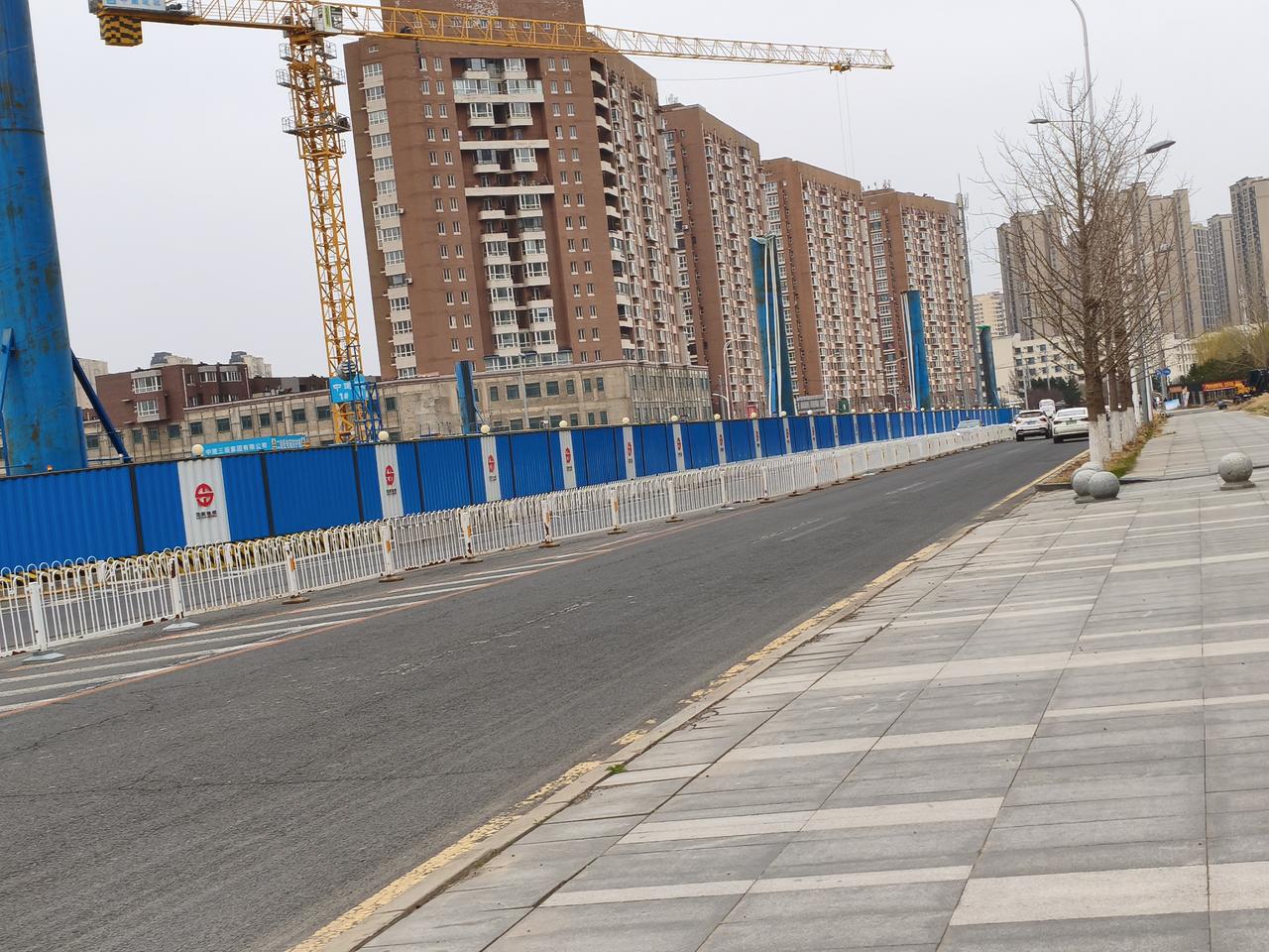 沈阳地铁十号线二期如火如荼的建设。路过沈阳体育学院南门看见工地声音轰鸣，在努力建