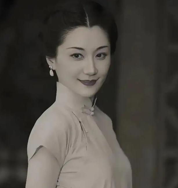 1930年，杜月笙的发妻沈月英，和表哥私会，云雨过后，她含泪嘱咐表哥：你今夜就离