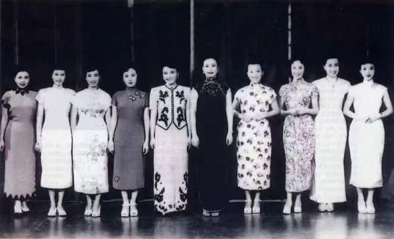 民国最具颜值的合影民国十大女神，右起：王丹凤、白光、李丽华、周璇、胡蝶、陈云裳