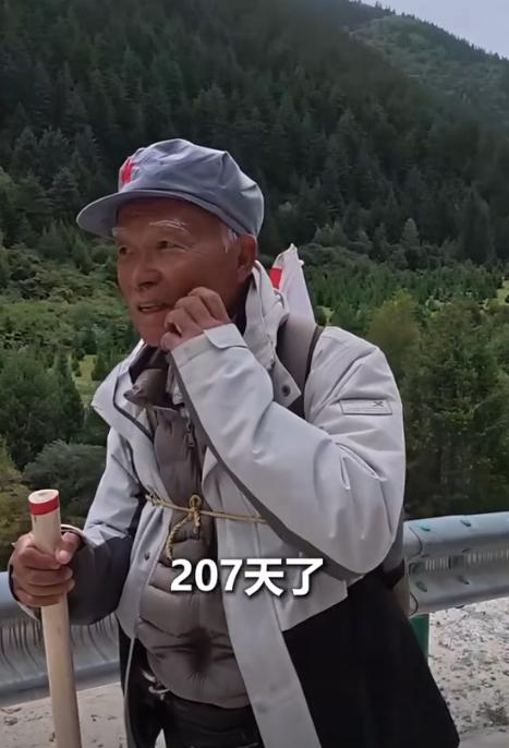 这下彻底火了，不仅香港，连人民日报都点赞！10月18日报道，74岁香港老人长途跋