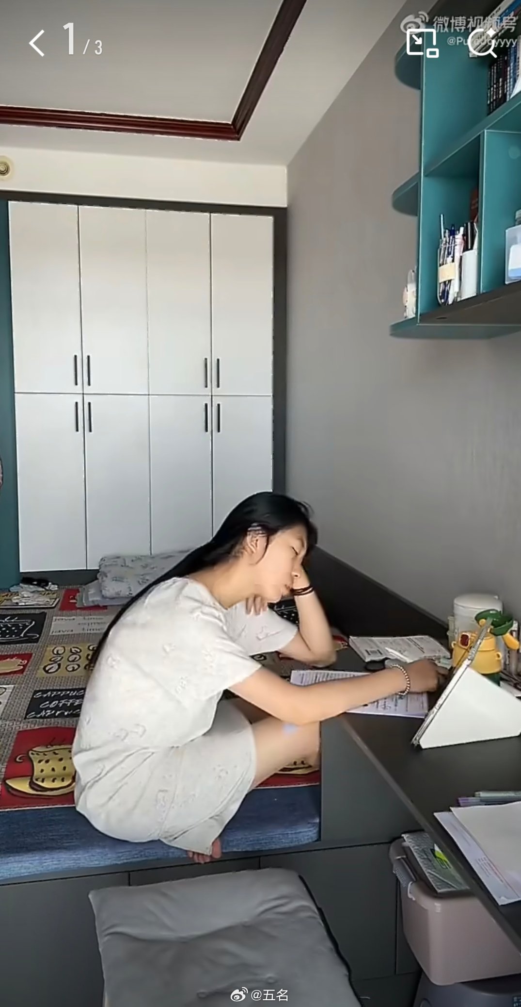真的不怪自己意志力薄弱，可能是你的床离书桌太近了。大脑是有“情境记忆”的，视线里