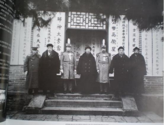 1920年，山东曲阜，孔府接到死讯：衍圣公死在京城，小妾肚子里那个要是闺女，孔家