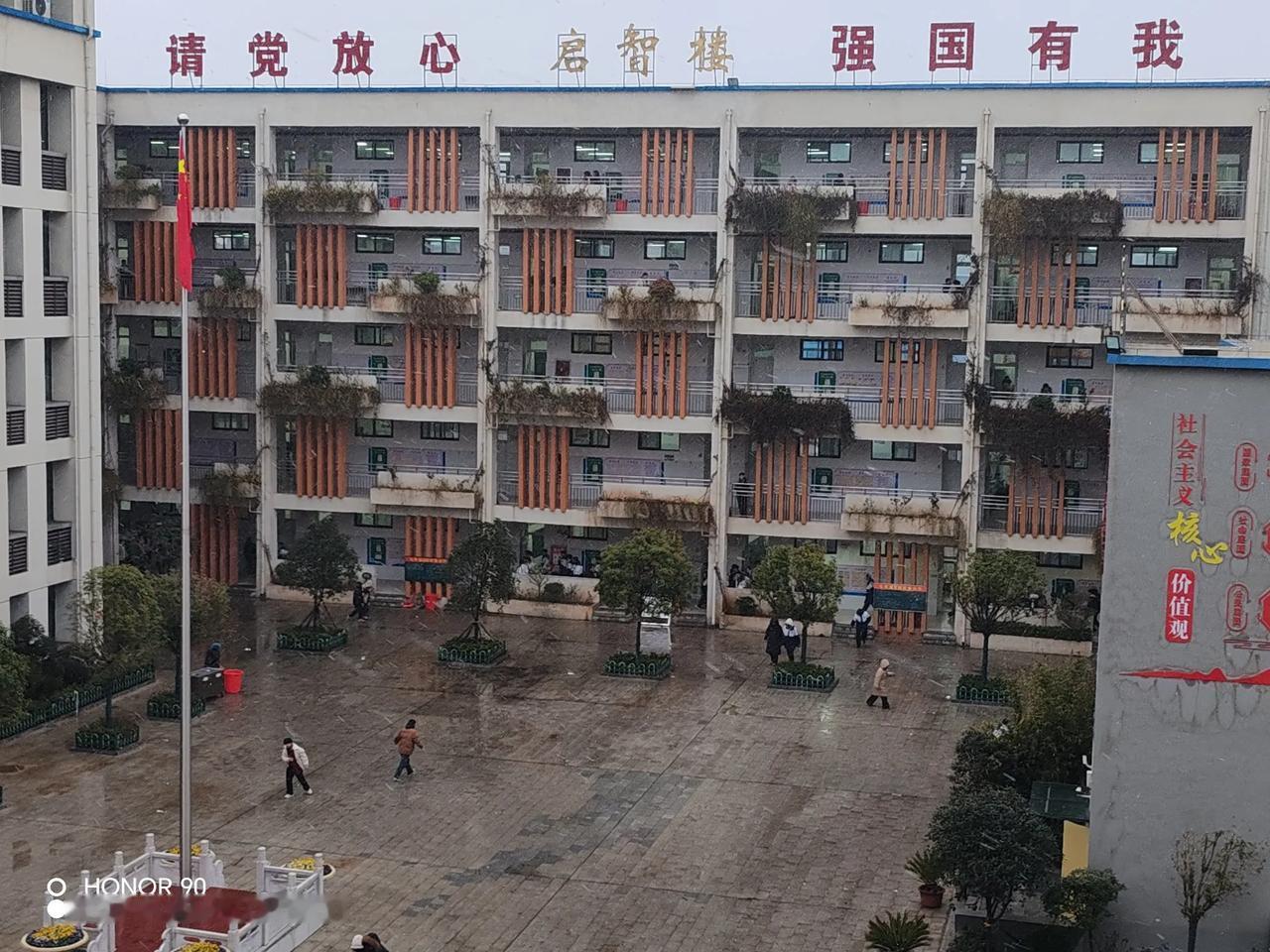 教师是否有权体罚学生教师绝对没有权体罚学生。从法律上讲，《义务教育法》《教师法