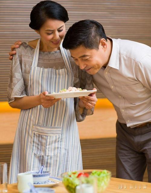 男人真正爱一个女人，从不是转瞬即逝的热烈，而是细水长流的坚持，是把爱意，藏进朝朝