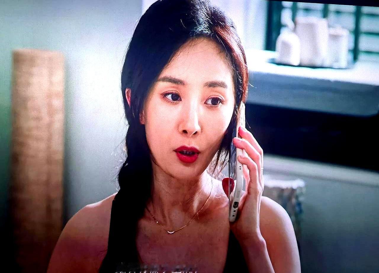 杨幂把朱一龙摁在墙上那几分钟，整个影院，只听见倒吸凉气的声音。旗袍，眼神，