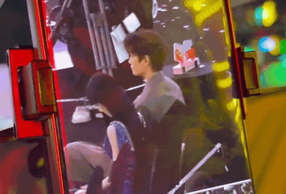 看到孟子义摔倒台上的丞磊和台下的丁禹兮反应好快丁禹兮隔空扶孟子义孟子义摔了