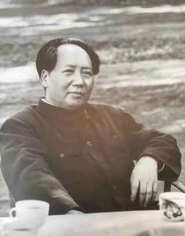 昨天客人来家，喝茶寒暄，瞥见客厅主位的毛主席像，就是一顿说辞，我没给好话，当场驱