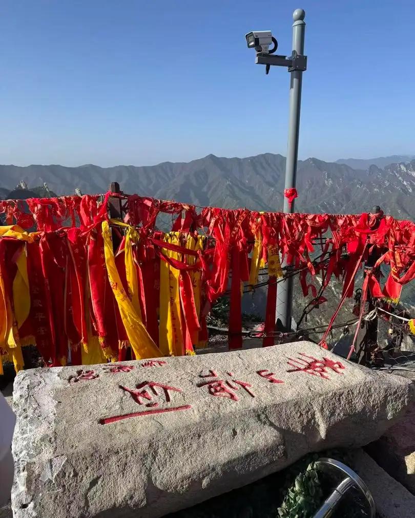 华山论剑石被拆除，原来背后是这个原因。据了解，这是相关执法部门责令拆除的，拆除的