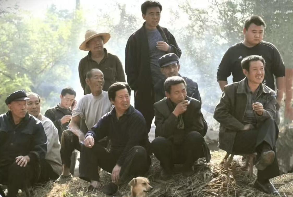 我二叔算是成功人士吧。每年给村里六十岁以上的老人发六百元，已终坚持十几年了。上个