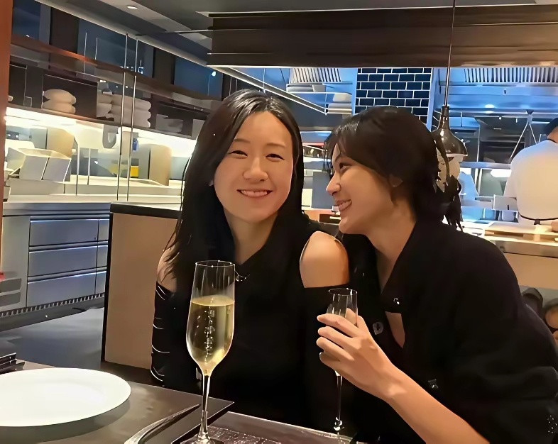 看了孙千的家境，才算真明白，她的“松弛感”到底是怎么来的。她妈妈李奕霖，哈尔滨起