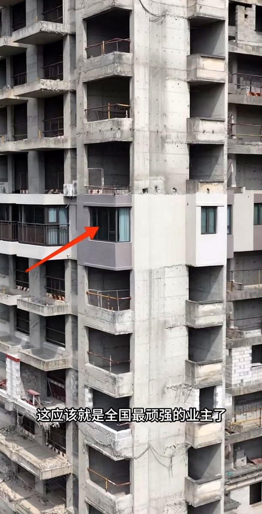 风从破窗钻进来时，他把帆布钉在窗框上；在没有电梯的楼道里，一步步把床垫抬进家。