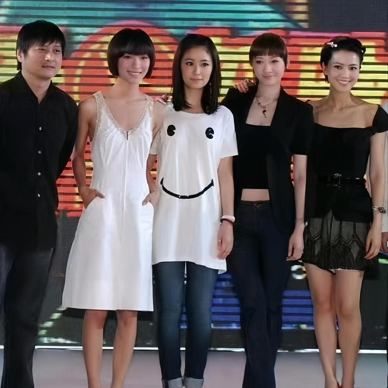 林心如的气质真的很出众。在一些隆重场合和其他女星同框合影时，她的穿搭往往是最低调