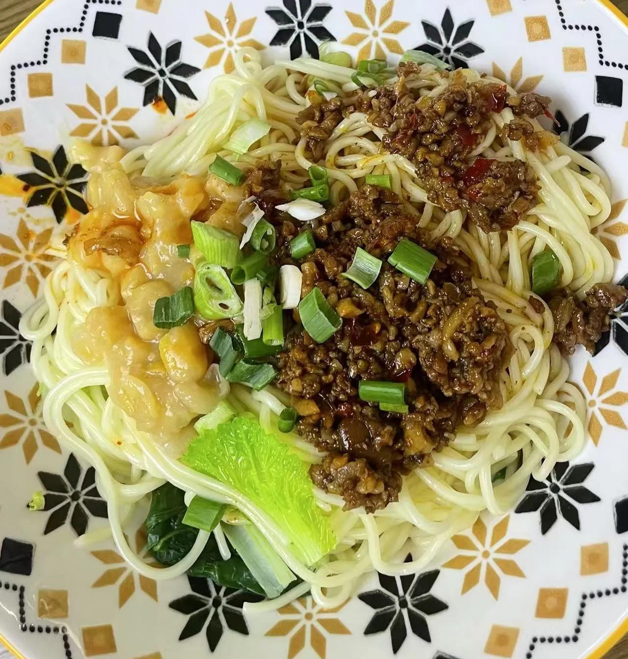 四川这是什么面！既不是凉面又不是汤面，不但有肉臊子还有炖耙了的豌豆，不过味道确实