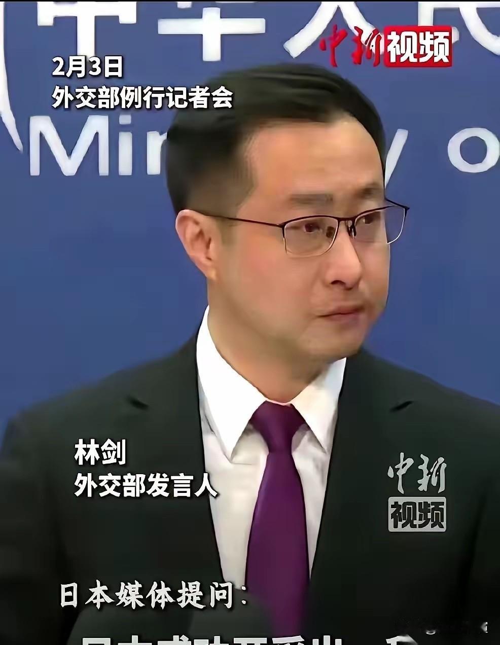 外交部记者会，一个日本记者拿到了话筒，整个人的腰板都挺得笔直。日本记者在外交