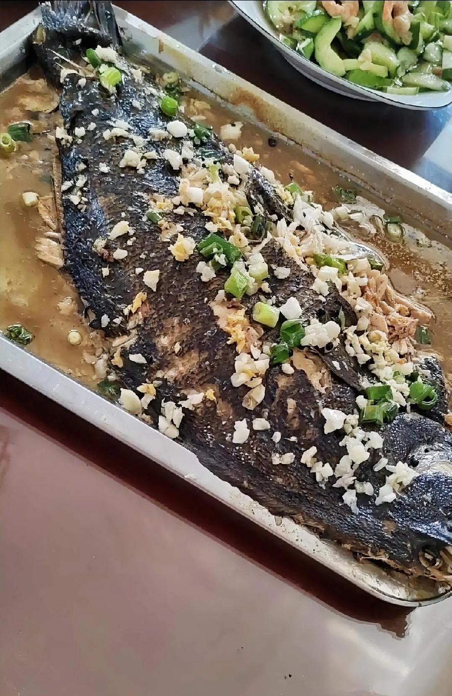 前段时间在海边买的鱼做了，孩子们说挺好吃的。昨天上午去了附近的海鲜市场，看看能