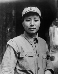 1933年，16岁的女红军李开芬被活埋，突然，政治部主任张琴秋骑马冲了过来，一把