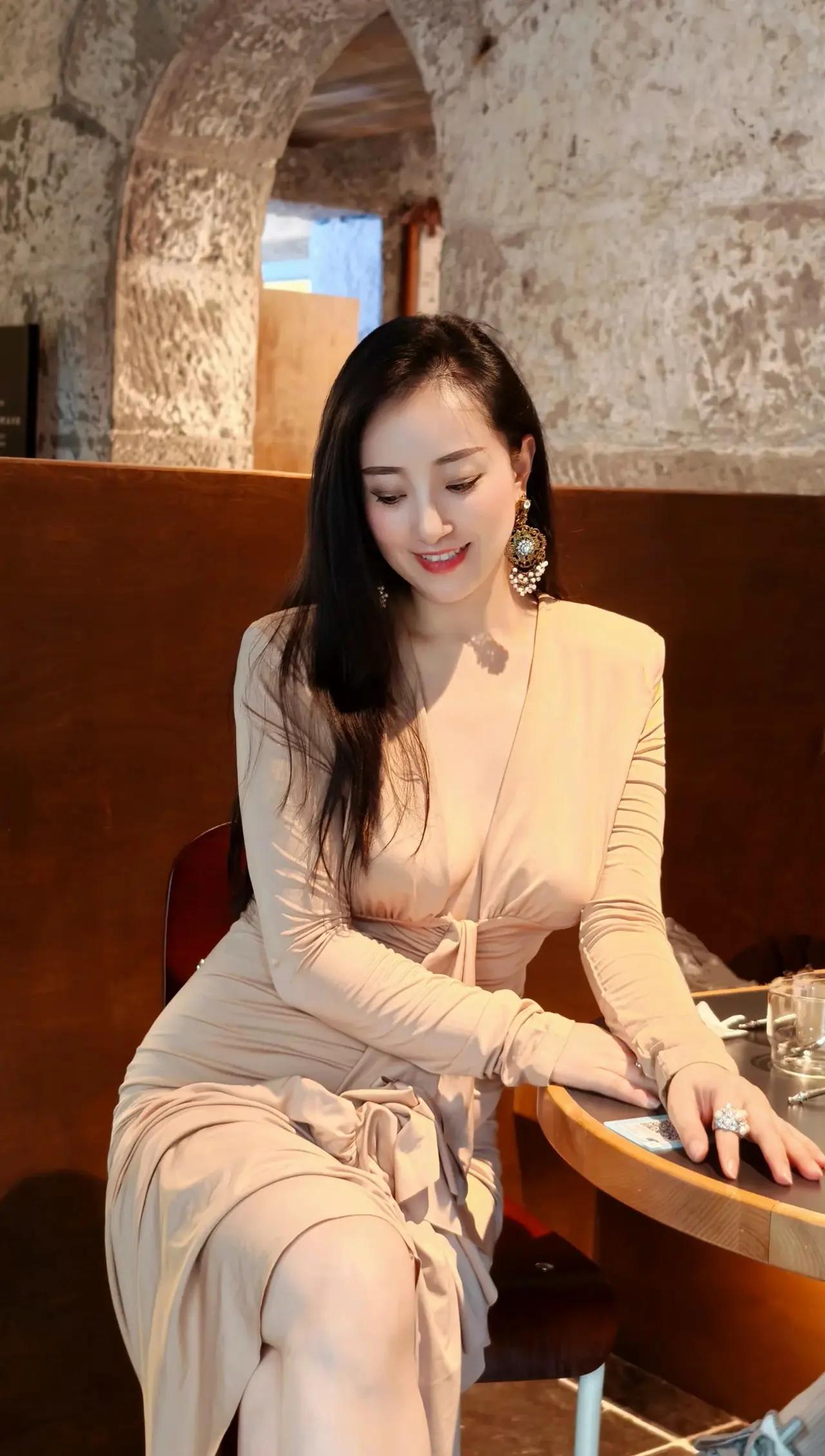 温柔系穿搭的美女，她的美你来形容！