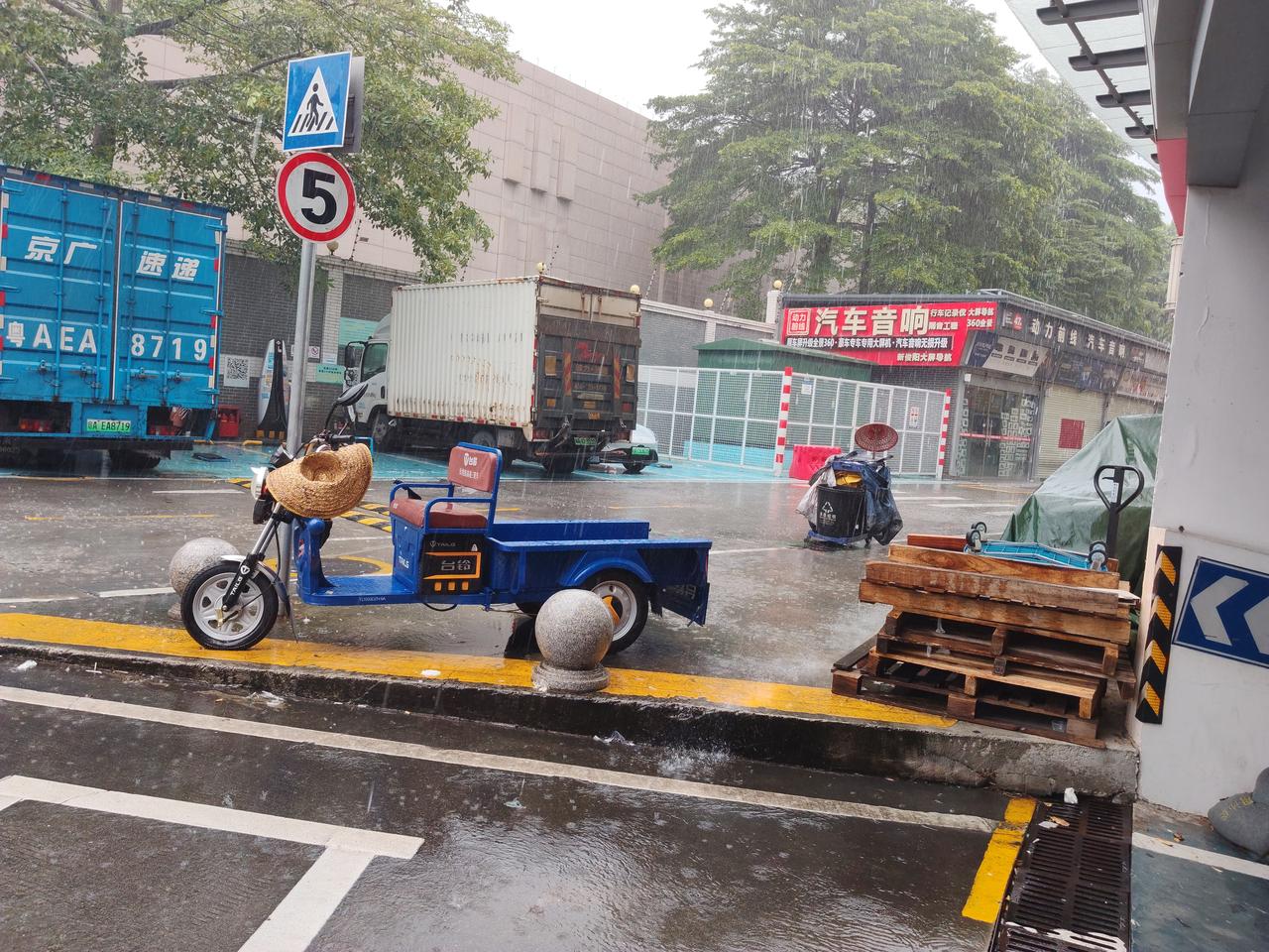 广州的雨很有意思，说下就下，下起来，立马就是瓢盆大雨。今天早上，上班的路上，