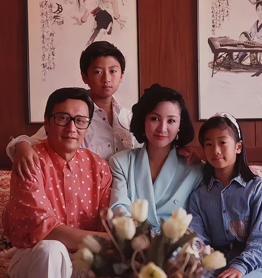 这一家四口当年看着还蛮幸福和谐。这是1990年，谢贤狄波拉带着刚移民加拿大的谢