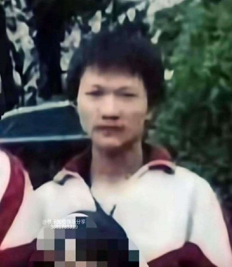 周深连毕业照都是同学分享的。这人真的怪有意思的，从小就没正经拍过单人照。网上