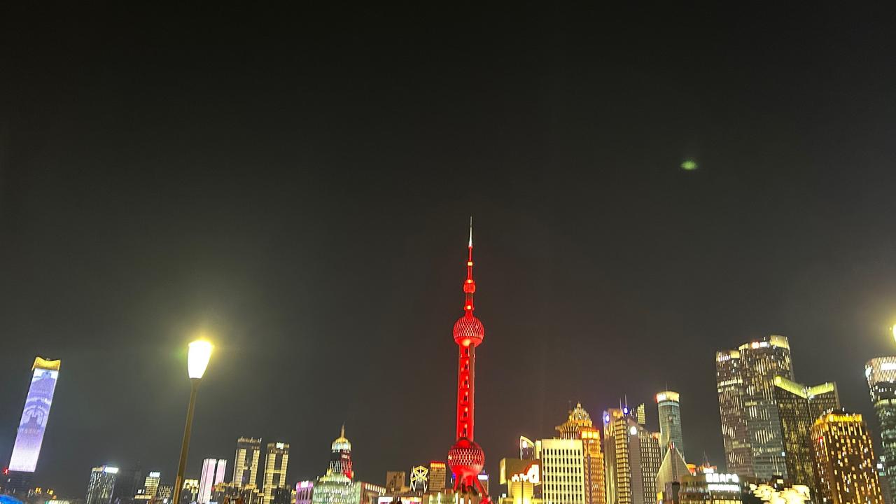 发一张图片证明你来过外滩十三这几张图片是外滩浦江两岸的夜景，足以证明在节日之夜，