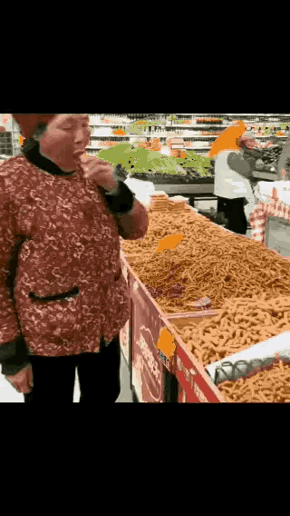 大妈已把超市当自家了，毫无拘束可言[捂脸哭][捂脸哭]