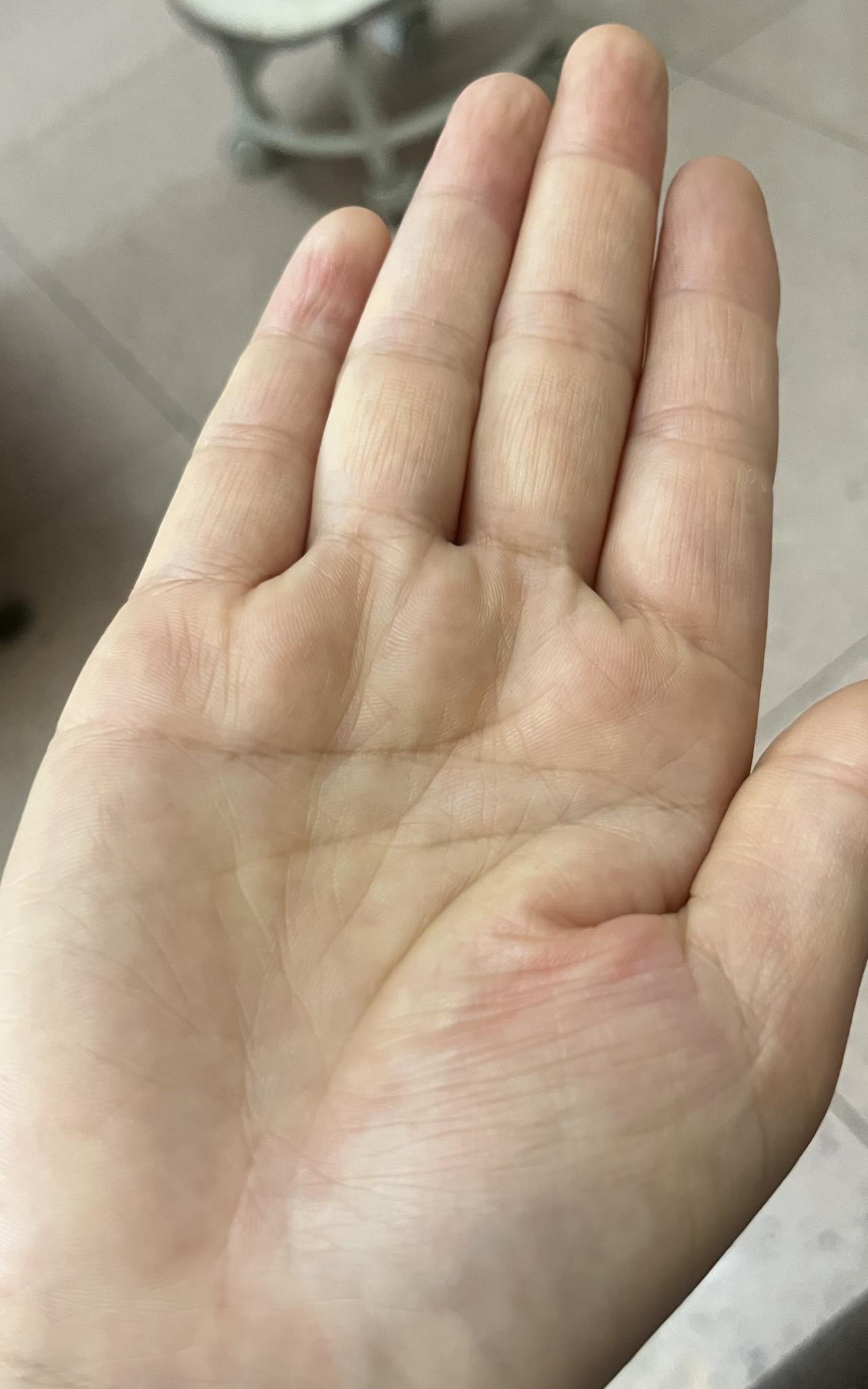 我又没管住欲提前窥探未来际遇的好奇心，拍了右手上传图片。大师回复很快：“