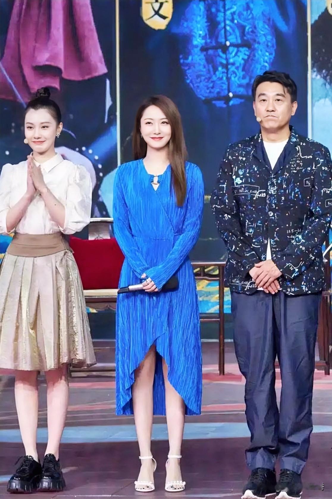她站在中间，那种“白净”气质一下子就压住了何冰和王鹤润！她穿着蓝色的连衣裙，