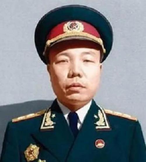 长征途中，一个红军干事在筹粮的时候，被当地土司武装抓走，萧华去谈判时，土司放话：