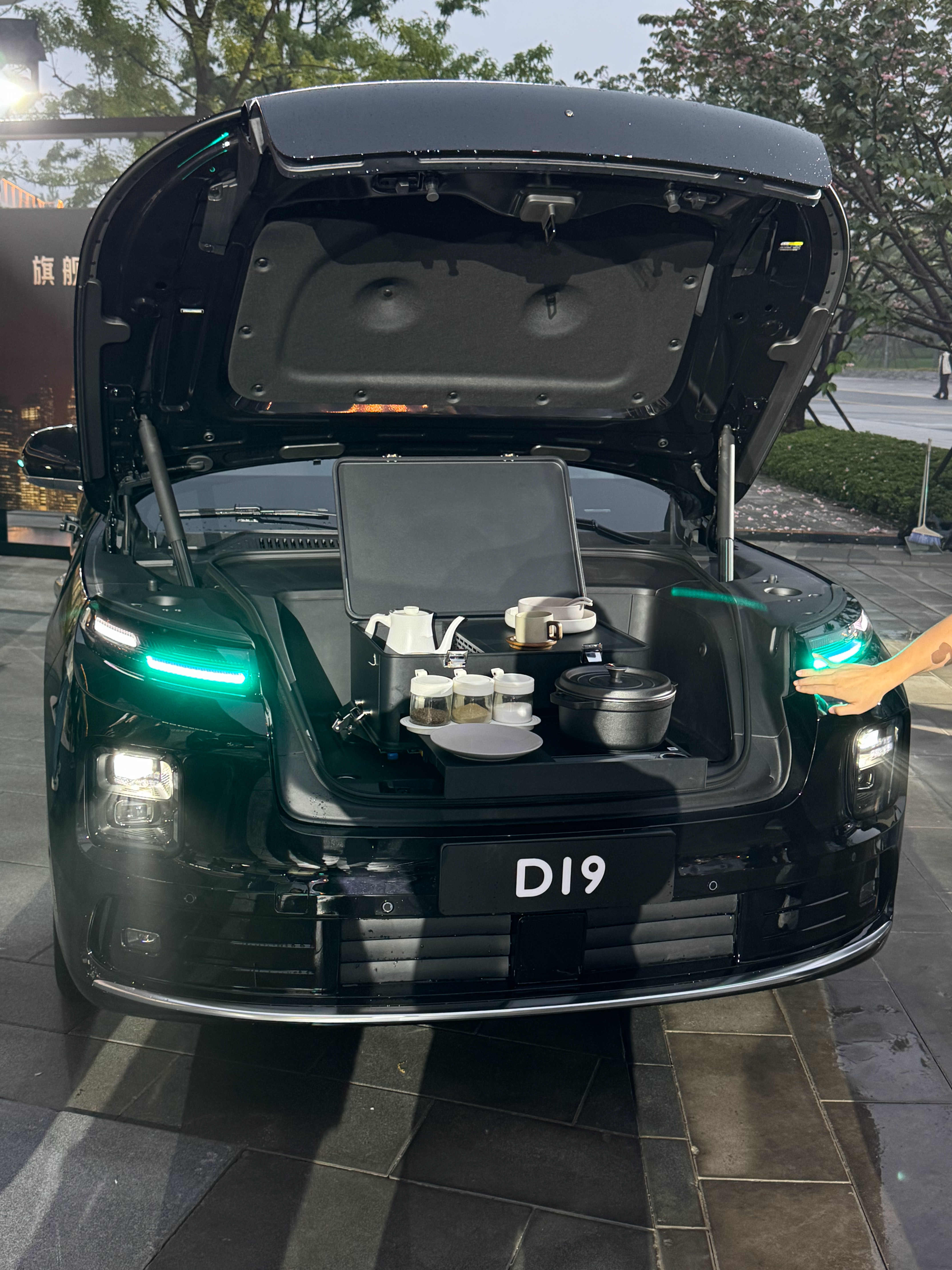 零跑D19的176L前备箱。有一些官方的定制化场景，可以变成户外厨房、茶