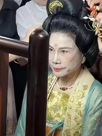 董明珠唐代美女装扮，气场强大原来董明珠也有爱美的一面，打扮成唐代美女的样子，